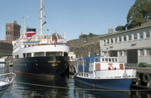 MS Capri bak Håkon Jarl